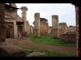 05328 ostia - regio iii - insula x - caseggiato del serapide (iii,x,3) - hof - bli ri suedwesten - 01-2024.jpg